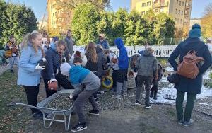 Uczniowie z SP13 sadzą rośliny w ogrodzie deszczowym (13)