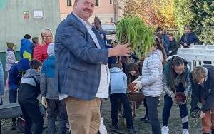 Uczniowie z SP13 sadzą rośliny w ogrodzie deszczowym (2)