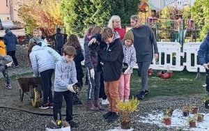 Uczniowie z SP13 sadzą rośliny w ogrodzie deszczowym (5)