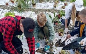 Uczniowie z SP13 sadzą rośliny w ogrodzie deszczowym (2)