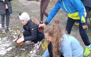 Uczniowie z SP13 sadzą rośliny w ogrodzie deszczowym (12)