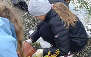 Uczniowie z SP13 sadzą rośliny w ogrodzie deszczowym (15)