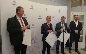 Zdjęcia z konferencji prasowej dotyczącej gospodarowania odpadami i budowy lodowiska (1)
