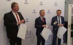 Zdjęcia z konferencji prasowej dotyczącej gospodarowania odpadami i budowy lodowiska (2)