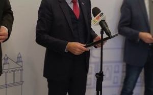 Zdjęcia z konferencji prasowej dotyczącej gospodarowania odpadami i budowy lodowiska (5)