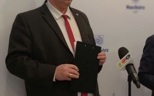 Zdjęcia z konferencji prasowej dotyczącej gospodarowania odpadami i budowy lodowiska (9)