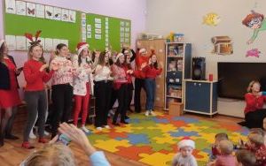 Studentki z ANS kolędowały z dziećmi z P 14 (10)