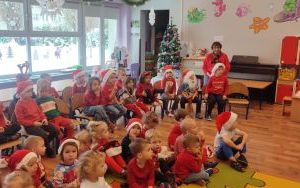 Studentki z ANS kolędowały z dziećmi z P 14 (15)