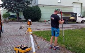 Ogoódek skalny z miejscem relaksu i odpoczynku ze stojakami na rowery (2)