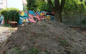 Ogoódek skalny z miejscem relaksu i odpoczynku ze stojakami na rowery (3)