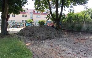 Ogoódek skalny z miejscem relaksu i odpoczynku ze stojakami na rowery (4)