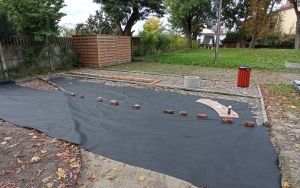 Ogoódek skalny z miejscem relaksu i odpoczynku ze stojakami na rowery (2)
