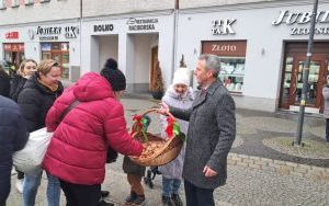 Tradycji stało się zadość - prezydent rozdawał na raciborskim rynku pączki i faworki (8)