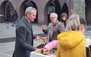 Tradycji stało się zadość - prezydent rozdawał na raciborskim rynku pączki i faworki (4)