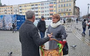 Tradycji stało się zadość - prezydent rozdawał na raciborskim rynku pączki i faworki (10)