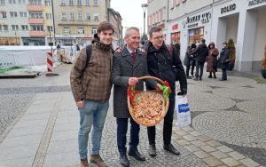 Tradycji stało się zadość - prezydent rozdawał na raciborskim rynku pączki i faworki (3)