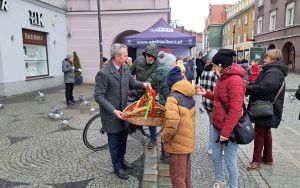 Tradycji stało się zadość - prezydent rozdawał na raciborskim rynku pączki i faworki (6)