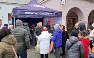 Tradycji stało się zadość - prezydent rozdawał na raciborskim rynku pączki i faworki (1)