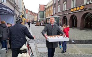 Tradycji stało się zadość - prezydent rozdawał na raciborskim rynku pączki i faworki (7)