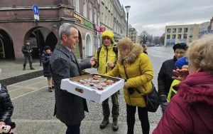 Tradycji stało się zadość - prezydent rozdawał na raciborskim rynku pączki i faworki (16)