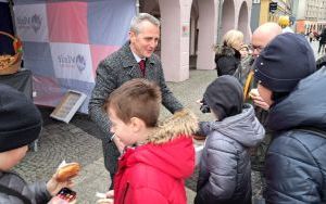 Tradycji stało się zadość - prezydent rozdawał na raciborskim rynku pączki i faworki (2)