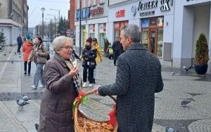 Tradycji stało się zadość - prezydent rozdawał na raciborskim rynku pączki i faworki (5)