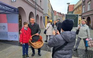 Tradycji stało się zadość - prezydent rozdawał na raciborskim rynku pączki i faworki (11)