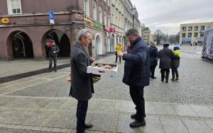Tradycji stało się zadość - prezydent rozdawał na raciborskim rynku pączki i faworki (15)