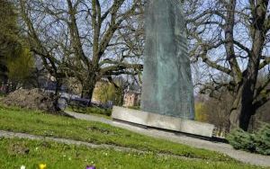 Pomnik Matki Polki w otoczeniu kolorowych krokusów (2)