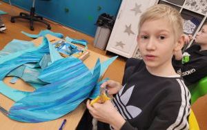 Dzieci aktywnie angażują się w tworzenie wielkanocnych dekoracji (3)