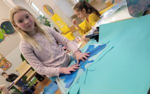 Dzieci aktywnie angażują się w tworzenie wielkanocnych dekoracji (5)