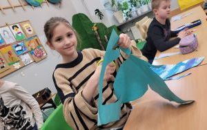 Dzieci aktywnie angażują się w tworzenie wielkanocnych dekoracji (9)