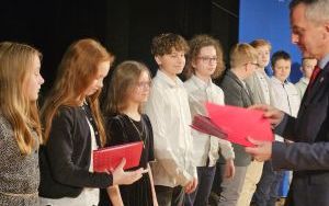 Uroczystość wręczenia stypendiów uczniom szkół podstawowych (7)