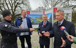 Prezydent Dariusz Polowy przedstawił koncepcję kładki pieszo-rowerowej nad Odrą (7)