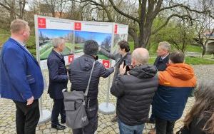 Prezydent Dariusz Polowy przedstawił koncepcję kładki pieszo-rowerowej nad Odrą (12)