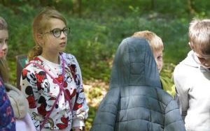Dzieci ze Szkolnego Zespołu Antysmogowego z wizytą w Arboretum Bramy Morawskiej w Raciborzu (1)