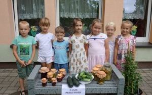 Mali ogrodnicy dbają o swoje warzywniki i delektują się pierwszymi zbiorami (7)