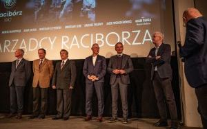 Prezydenci Raciborza stanęli razem na jednej scenie. Premiera filmu „Zarządcy Raciborza” już za nami (16)