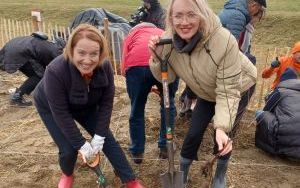 Las Miyawaki w Rybniku. Raciborskie urzędniczki pomogły zasadzić drzewa i krzewy (1)