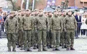 Uroczysta przysięga żołnierzy Wojsk Obrony Terytorialnej na raciborskim Rynku (2)
