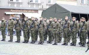 Uroczysta przysięga żołnierzy Wojsk Obrony Terytorialnej na raciborskim Rynku (4)