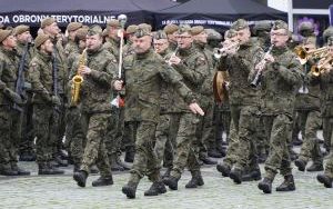 Uroczysta przysięga żołnierzy Wojsk Obrony Terytorialnej na raciborskim Rynku (10)