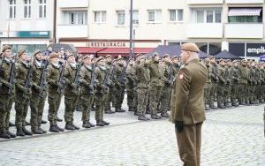 Uroczysta przysięga żołnierzy Wojsk Obrony Terytorialnej na raciborskim Rynku (12)