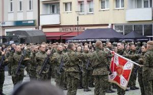 Uroczysta przysięga żołnierzy Wojsk Obrony Terytorialnej na raciborskim Rynku (1)