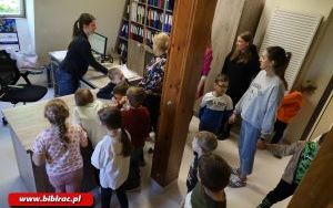 Przedszkolaki zwiedziły bibliotekę „od kuchni” (6)