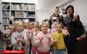 Przedszkolaki zwiedziły bibliotekę „od kuchni” (1)