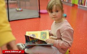 Przedszkolaki zwiedziły bibliotekę „od kuchni” (17)
