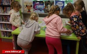 Przedszkolaki zwiedziły bibliotekę „od kuchni” (18)