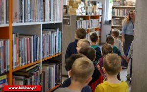 Przedszkolaki zwiedziły bibliotekę „od kuchni” (8)