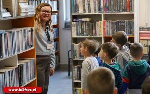 Przedszkolaki zwiedziły bibliotekę „od kuchni” (9)